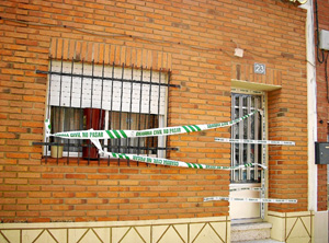 Imagen del precinto de la Guardia Civil en la vivienda. (Foto: CRISTINA GONZALO)