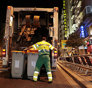 Un operario recoge dos cubos de basura. (Foto: scar Monzn)