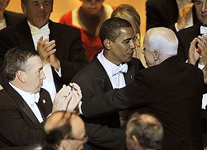 Tras el discurso de Obama, el demócrata se fundió en un abrazo con su rival, McCain. (Foto: EFE)
