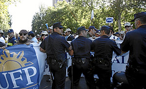 Manifestacin de policas frente al Ministerio del Interior. (Foto: Begoa Rivas)