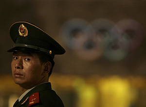 Un guarda de seguridad durante la ceremonia de clausura de los JJOO. (Foto: Reuters)