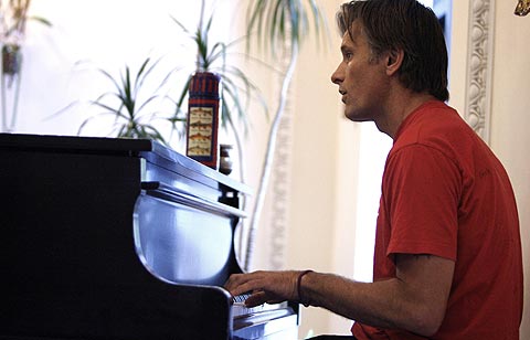 Mortensen, tocando el piano. (Foto: REUTERS)