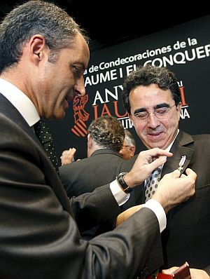 Santiago Calatrava, recibiendo la condecoracin de la Orden de Jaume I. (Foto: EFE)