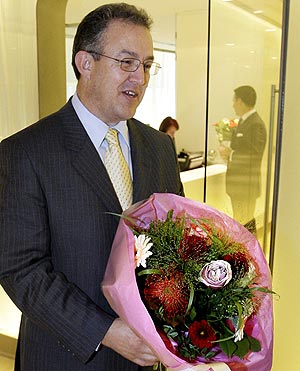 Ahmed Aboutaleb recibe un ramo de flores en el aeropuerto de Amsterdam. (Foto: AFP)