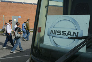 Trabajadores de Nissan saliendo de la fbrica de Zona Franca. (Foto: Domnec Umbert)