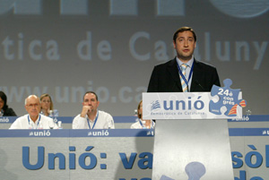 Josep Maria Pelegr durante la presentacin del informe de gestin, con Duran y Espadaler al fondo. (Foto: Antonio Moreno)