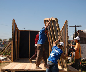 Varios voluntarios construyen una casa. (Foto: Rodrigo Medina)