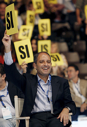 El presidente del PPCV, Francisco Camps, vota SI al informe de gestin de su partido, durante el congreso. (Foto: EFE)