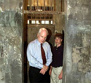 McCain visita, junto a su hijo, la celda del 'Hanoi Hilton' en la que estuvo encerrado. (Foto: REUTERS)