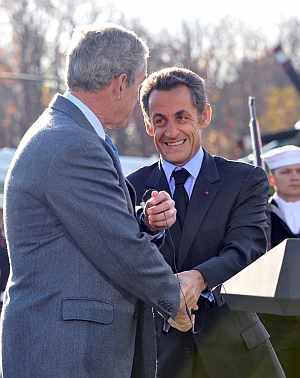 Bush y Sarkozy se saludan en Maryland. (Foto: EFE)