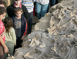 Un grupo de nios observa los restos de los fusilados en Santoyo, Palencia. (Foto: MANUEL BRGIMO)