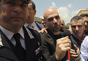 Saviano, protegido por la policía italiana, cuando declaró contra la mafia de la Camorra, en junio de 2008. (Foto: AFP)