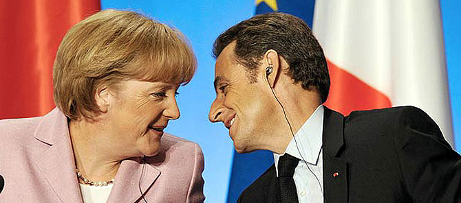 Sarkozy mira a Merkel durante una reunin celebrada en el Palacio del Elseo en Pars. (Foto: AFP)