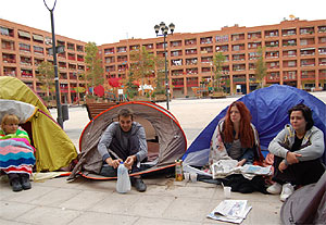 Los vecinos afectados han acampado frente al Ayuntamiento. (R. Domnguez)