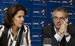 El presidente del Gobierno de Navarra y de UPN, Miguel Sanz, acompaado por la vicepresidenta del partido, Yolanda Barcina. (Foto: EFE)