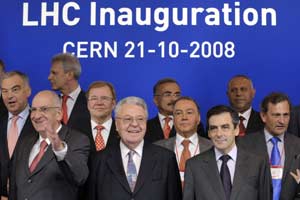 De izquierda a derecha, en primera fila, el presidente de Suiza, Pascal Couchepin, el director del CERN, Robert Aymar, y el primer ministro francs, Francois Fillon, en la ceremonia de inauguracin del LHC. (Foto: REUTERS)
