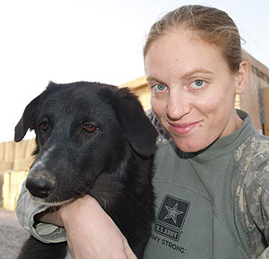 La militar estadounidense y la perra iraqu adoptada posan juntas. (Foto: AP)