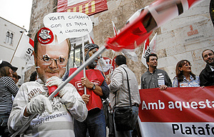 Un manifestante con una careta de Font de Mora y la siguiente inscripción: 'Queremos Ciudadanía como se habla en la autonomía'. (Foto: José Cuéllar)