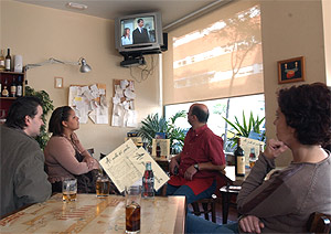 Un grupo de persona ve la televisin en un bar. (Foto: PACO TOLEDO)