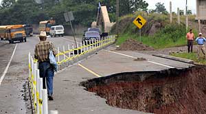 Estado en el que ha quedado una carretera en Tegucigalpa. (Foto: AFP)