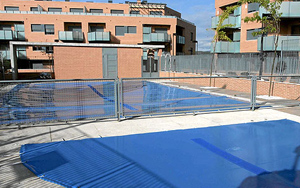 Vista de la promocin con las piscinas en primer plano. (Foto: Diego Sinova) [Ms imgenes]