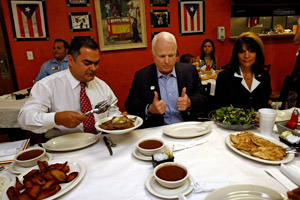 McCain (centro) come con líderes hispanos en Orlando (Florida, EEUU). (Foto: AFP)