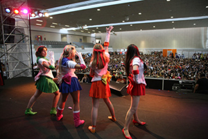 Chicas coreografiando 'Sailor Moon', un clsico del manga. (Foto: Saln del Manga)