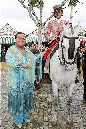 Falete y su novio Isaac, cuando eran felices, en la feria de Sevilla. (Foto: Enfoque)