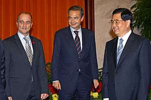 Zapatero, junto al ministro de Industria, Miguel Sebastin, y el presidente chino, Hu Jintao. (Foto: EFE)
