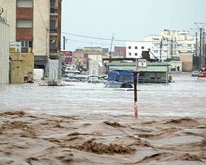La tromba de agua provoc la inundacin del puesto fronterizo de Beni Enzar. (Foto: EFE)
