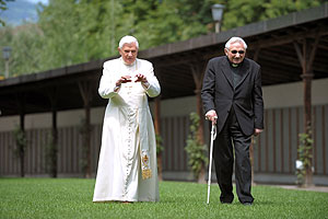 El Papa Benedicto XVI, Joseph Ratzinger, camina junto a su hermano Georg Ratzinger. (Fotografa: AFP)