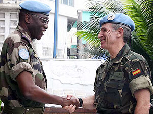 El general Daz de Villegas (dcha.) y su predecesor, el general Babacar Gaye. (Foto: MONUC | Myriam Asman)