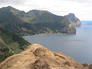 Imagen del archipielago Juan Fernndez, vista desde una montaa hacia Robinson Crusoe. (Foto: Wikimedia)
