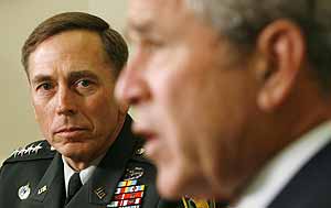 El general David Petraeus escucha atentamente a George Bush. (Foto: REUTERS)