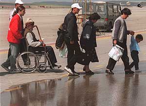 Llegada de refugiados albano kosovares a Torrejn de Ardoz. (Foto: ngel Casaa)