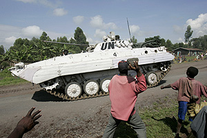 Tiran piedras contra un vehculo de la ONU a 12 km de Goma. (Foto: AP)