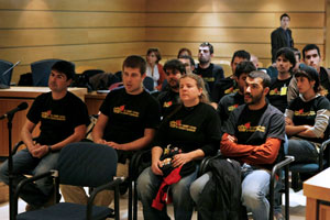 Los acusados han mostrado camisetas contra la monarqua durante el juicio. (Foto: EFE)