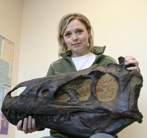 Darla Zelenitsky, con una cabeza de tiranosaurio (Foto: EFE)