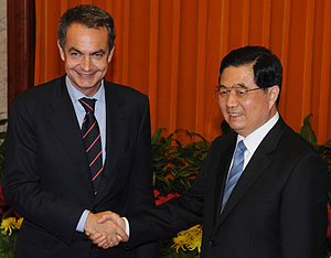 Zapatero saluda a Hu Jintao. (AFP)