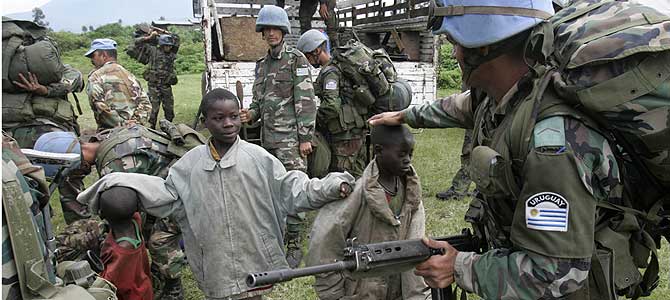 Soldados uruguayos de la ONU, con unos nios en Kibati, a 12 km de Goma. (Foto: AP). Ms imgenes