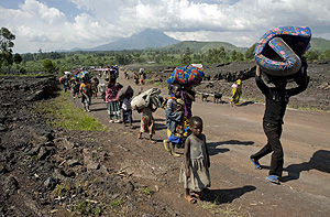 Imagen de los desplazados. Van desde Kibati hacia Goma. (Foto: REUTERS)