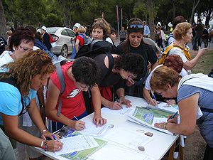 Decenas de castellonenses firman contra el trazado de la variante. (Foto: salvemlamagdalena.org)