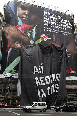 Imagen de la pancarta de Mdicos Sin Fronteras en plena Gran Va madrilea. (Foto: MSF)