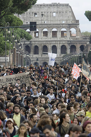 Cientos de manifestantes pasan delante del Coliseo en la protesta de este jueves. (Foto: EFE)