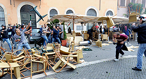 Altercados en la Piazza Navona de Roma durante la manifestacin este mircoles. (Foto: EFE)
