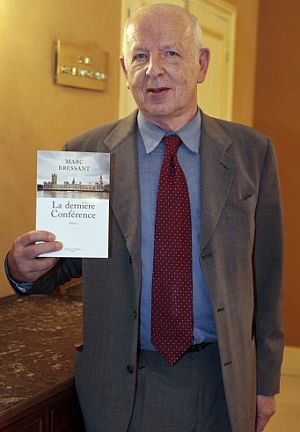 Marc Bressant con su novela, 'La dernire confrence'. (Foto: AFP)