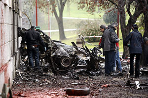 Estado en el que ha quedado el coche bomba que explotó en la Universidad de Navarra. (Foto: EFE)