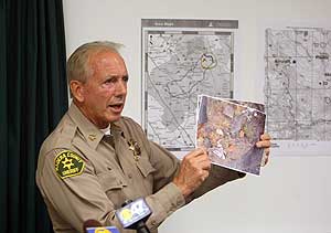 El sheriff del condado, mostrando imgenes de los restos descubiertos. (Foto: AP)