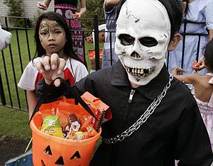 Un nio recolecta caramelos en una fiesta de Halloween en Manila. (Foto: AP)