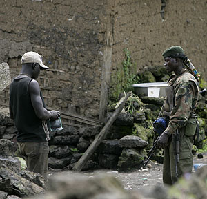 Un guerrillero tutsi habla con un civil cerca de Kibumba, a 40 kilmetros de Goma. (Foto: AP)